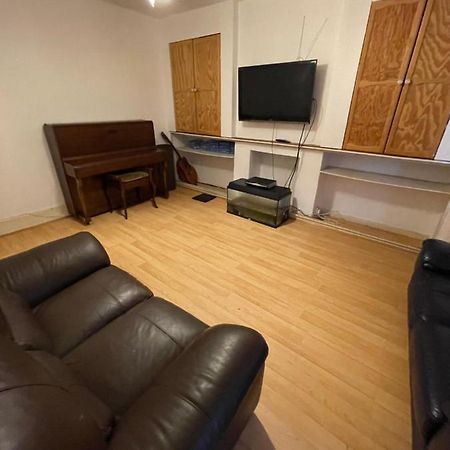 لندن Elmdene Road - Large Room المظهر الخارجي الصورة
