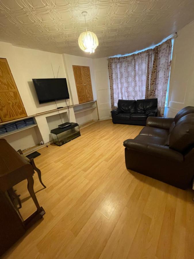 لندن Elmdene Road - Large Room المظهر الخارجي الصورة